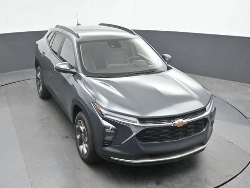 Used 2025 Chevrolet Trax LT w/ LT Convenience Package FWD image 31