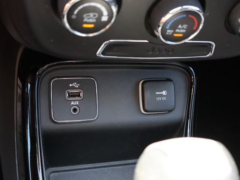 Used 2018 Jeep Compass Latitude FWD image 28