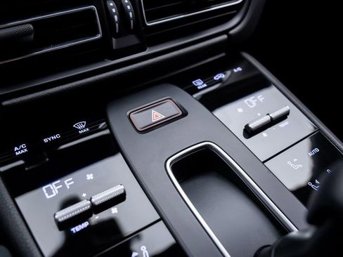 Certified 2025 Porsche Macan image 27