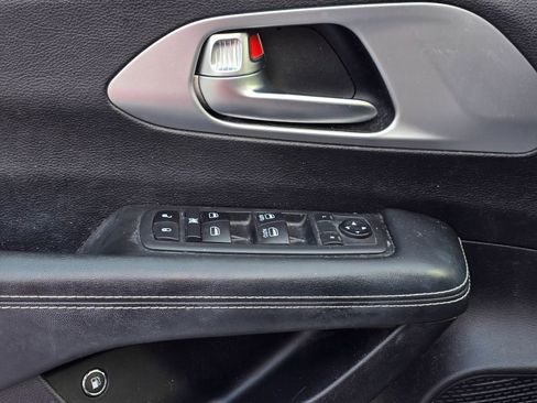 Used 2020 Chrysler Pacifica Touring-L w/ S Appearance Package FWD image 9
