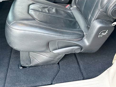 Used 2020 Chrysler Pacifica Touring-L image 28