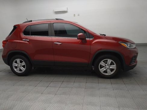 Used 2020 Chevrolet Trax LT w/ LT Convenience Package FWD image 11