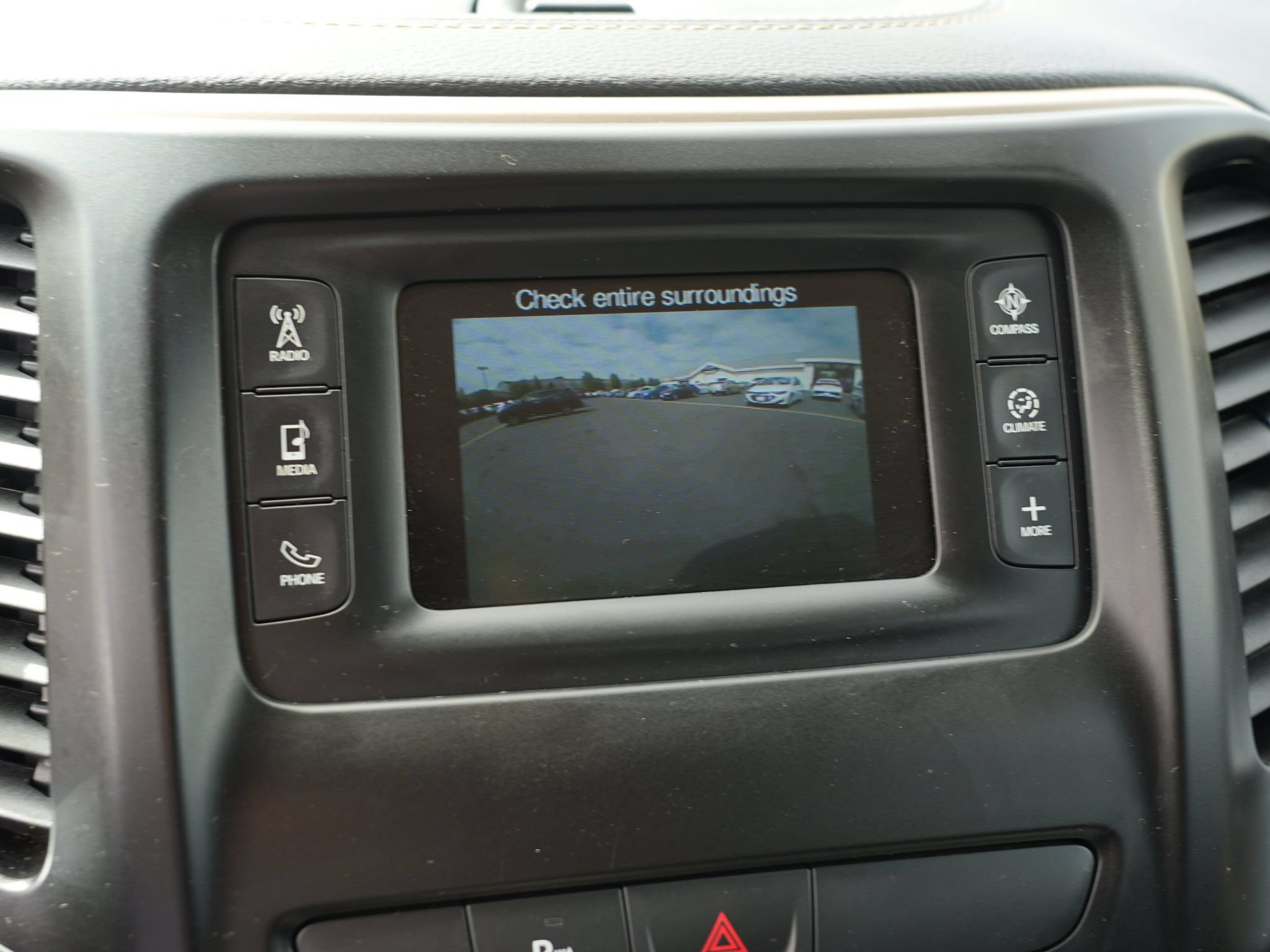 Used 2018 Jeep Cherokee Latitude w/ Safety Group AWD/4WD image 27