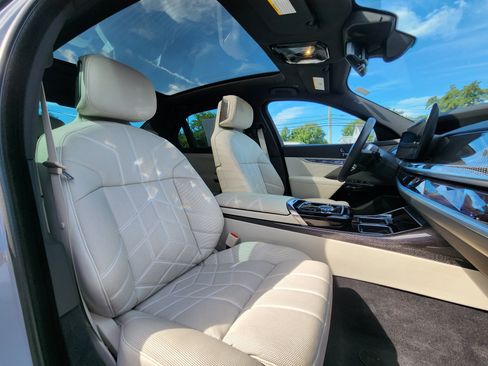 Used 2023 BMW i7 xDrive60 w/ Parking Assistance Package AWD/4WD image 32