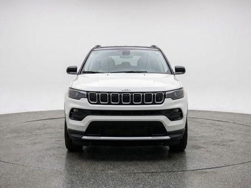Used 2025 Jeep Compass Limited AWD/4WD image 2