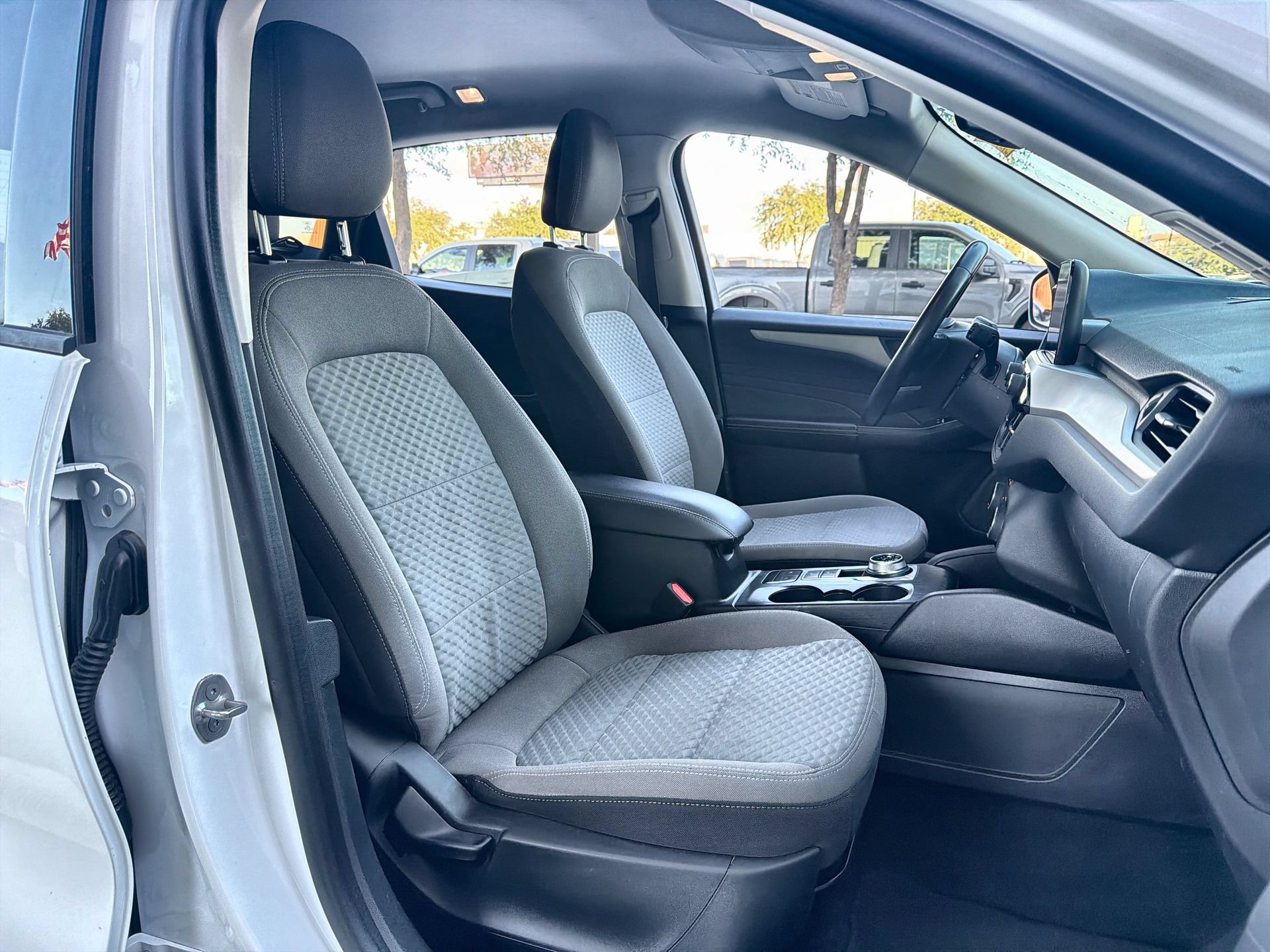 Used 2022 Ford Escape SE w/ SE Sport Appearance Package FWD image 23