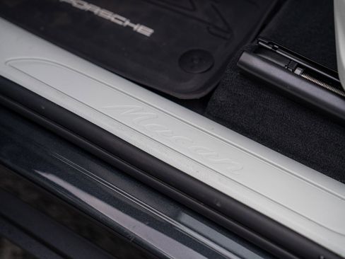 Certified 2025 Porsche Macan image 12