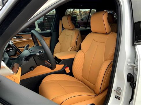 New 2025 Jeep Grand Cherokee Summit image 7