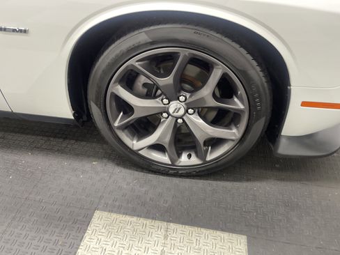 Used 2019 Dodge Challenger R/T image 18