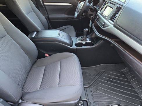 Used 2016 Toyota Highlander LE image 10
