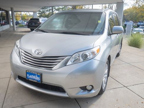 Used 2017 Toyota Sienna XLE Premium image 3