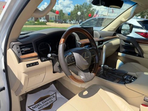 Used 2019 Lexus LX 570 4WD w/ Luxury Package image 12