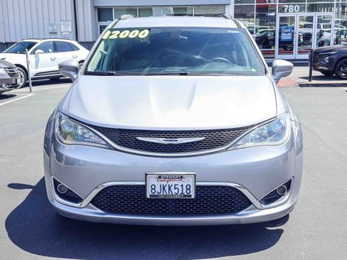 Used 2017 Chrysler Pacifica Touring-L w/ Tire & Wheel Group FWD image 19