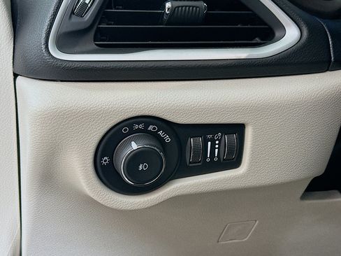 Used 2024 Chrysler Pacifica Touring-L FWD image 10