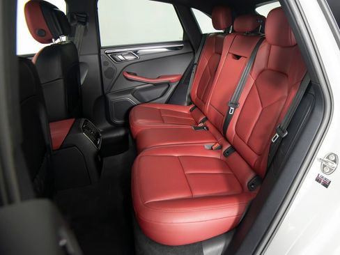 Certified 2025 Porsche Macan AWD/4WD image 39