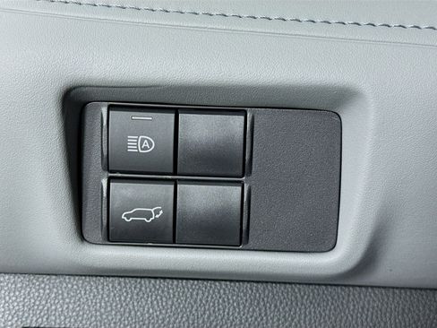 Used 2022 Toyota Highlander XLE AWD/4WD image 10
