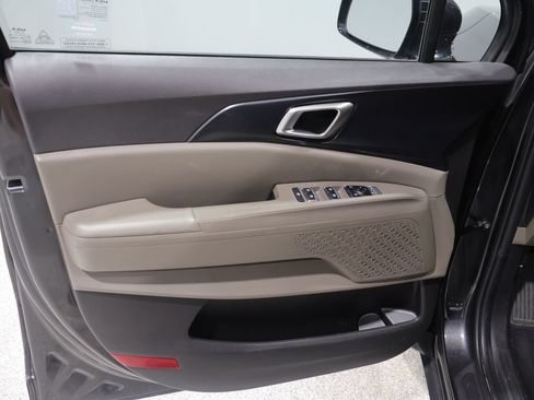 Used 2025 Kia Carnival FWD image 13