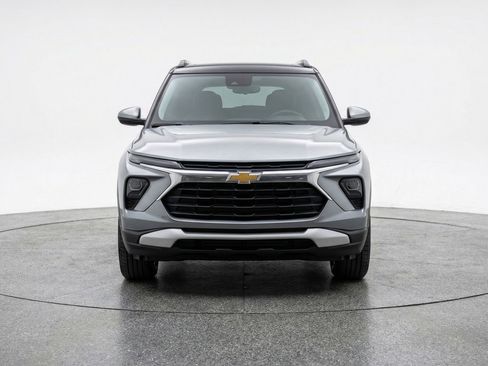Used 2025 Chevrolet TrailBlazer LT image 2
