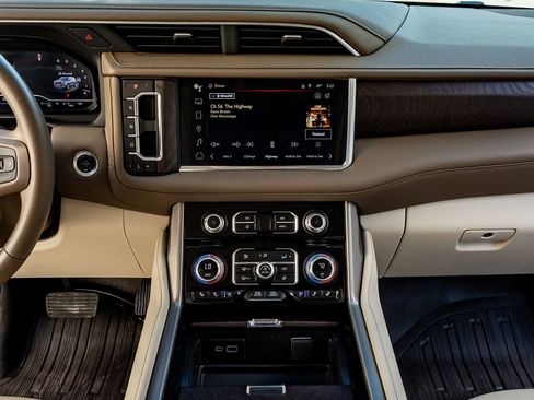 Used 2024 GMC Yukon XL Denali w/ Advanced Technology Package image 23