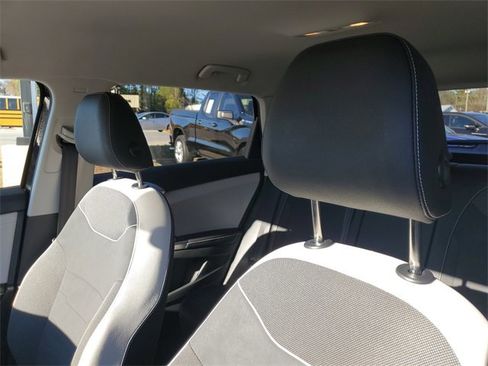 Certified 2025 Volkswagen Taos SE image 16