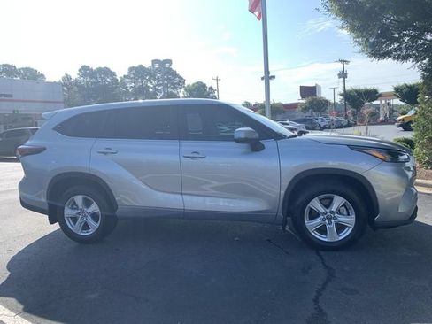 Used 2025 Toyota Highlander LE FWD image 9
