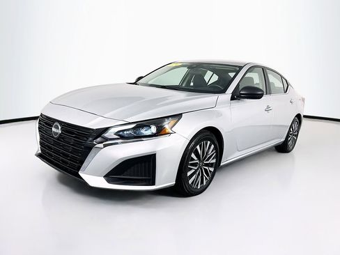 Used 2024 Nissan Altima 2.5 SV FWD image 3