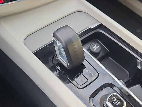 Used 2023 Volvo XC60 B5 Plus w/ Climate Package image 23