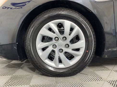 Used 2019 Hyundai Elantra SE w/ Winter Weather Package FWD image 11