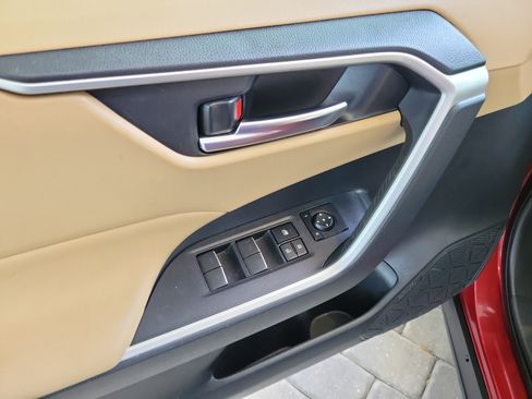 Used 2023 Toyota RAV4 XLE Premium image 11