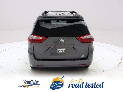 Used 2017 Toyota Sienna XLE AWD/4WD image 5
