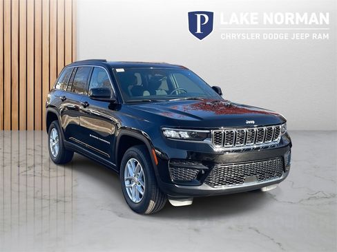 New 2025 Jeep Grand Cherokee Laredo X image 2