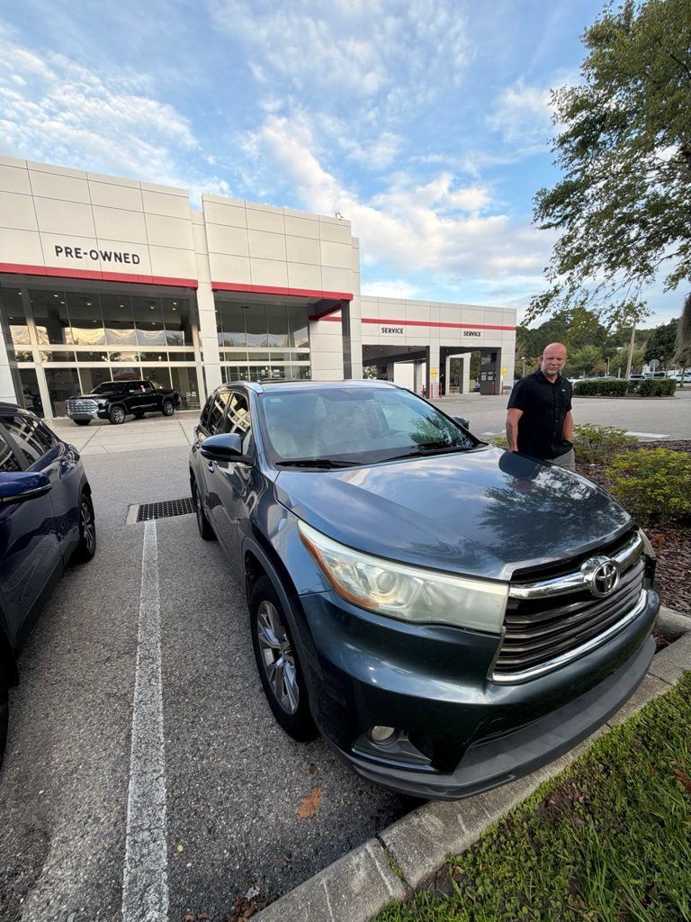 Used 2015 Toyota Highlander XLE FWD image 2