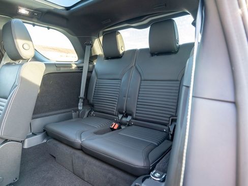 Certified 2024 Land Rover Discovery Dynamic SE image 36