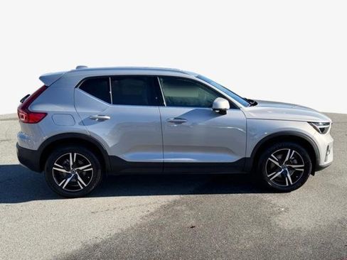 Used 2023 Volvo XC40 B5 Plus image 4