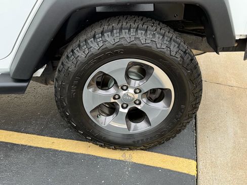 Used 2015 Jeep Wrangler Unlimited Sport image 12