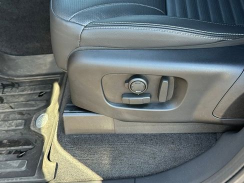 Certified 2025 Land Rover Discovery Dynamic SE image 12