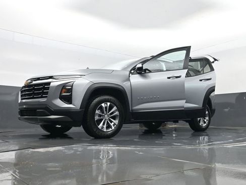 Used 2025 Chevrolet Equinox LT w/ Convenience Package II image 35