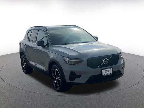 Used 2024 Volvo XC40 B5 Core image 3