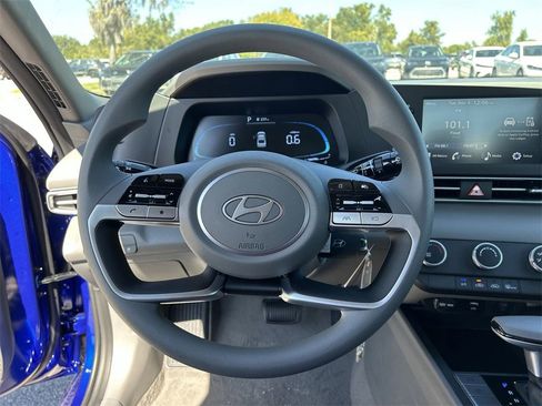 New 2025 Hyundai Elantra SE image 27
