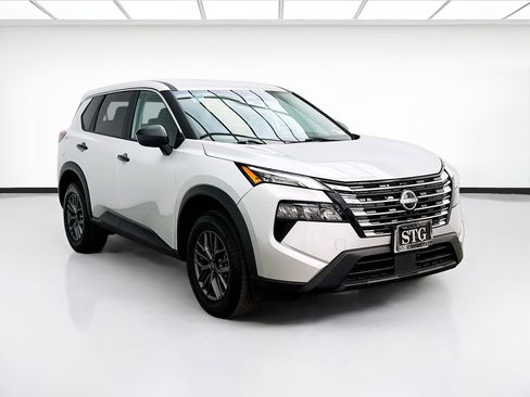 Used 2024 Nissan Rogue S FWD image 3