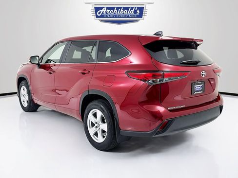 Used 2023 Toyota Highlander LE image 4