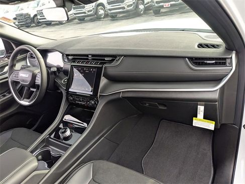 New 2025 Jeep Grand Cherokee L Altitude image 39