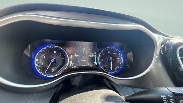 Used 2024 Chrysler Pacifica Touring-L FWD image 12