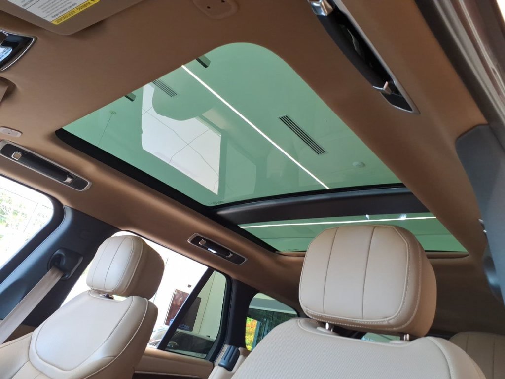 New 2025 Land Rover Range Rover SE AWD/4WD image 13