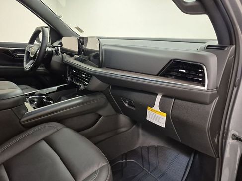 New 2026 Chevrolet Suburban LT image 30