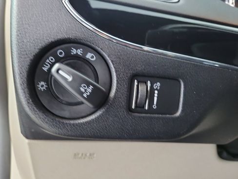 Used 2020 Dodge Grand Caravan SXT FWD image 13