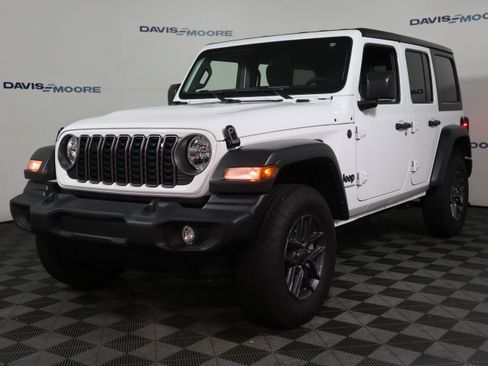 Used 2025 Jeep Wrangler Unlimited Sport AWD/4WD image 12