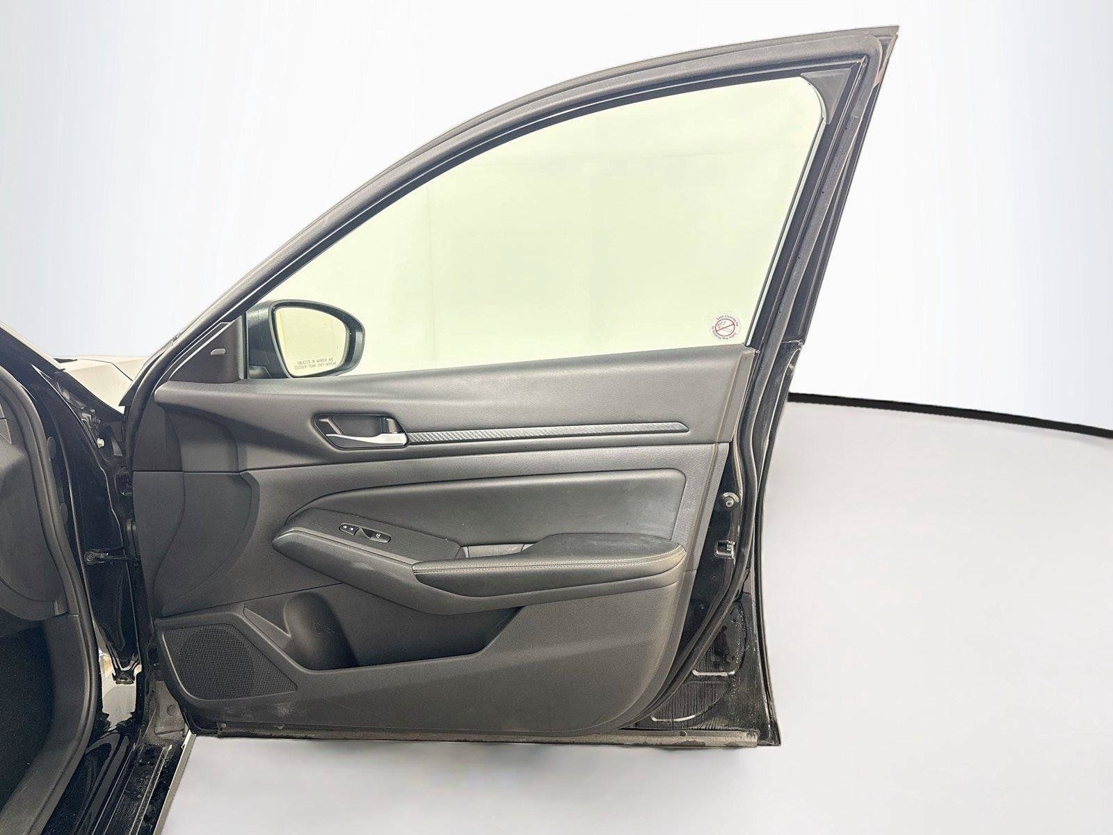 Used 2025 Nissan Altima 2.5 SV FWD image 13