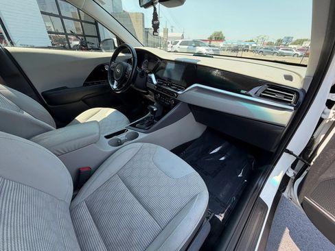 Used 2020 Kia Niro LXS FWD image 13