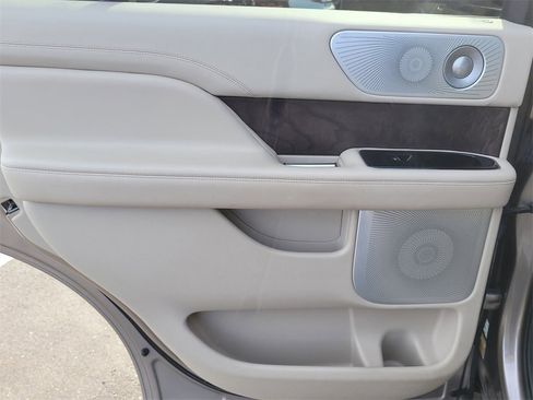Used 2019 Lincoln Navigator Reserve image 10